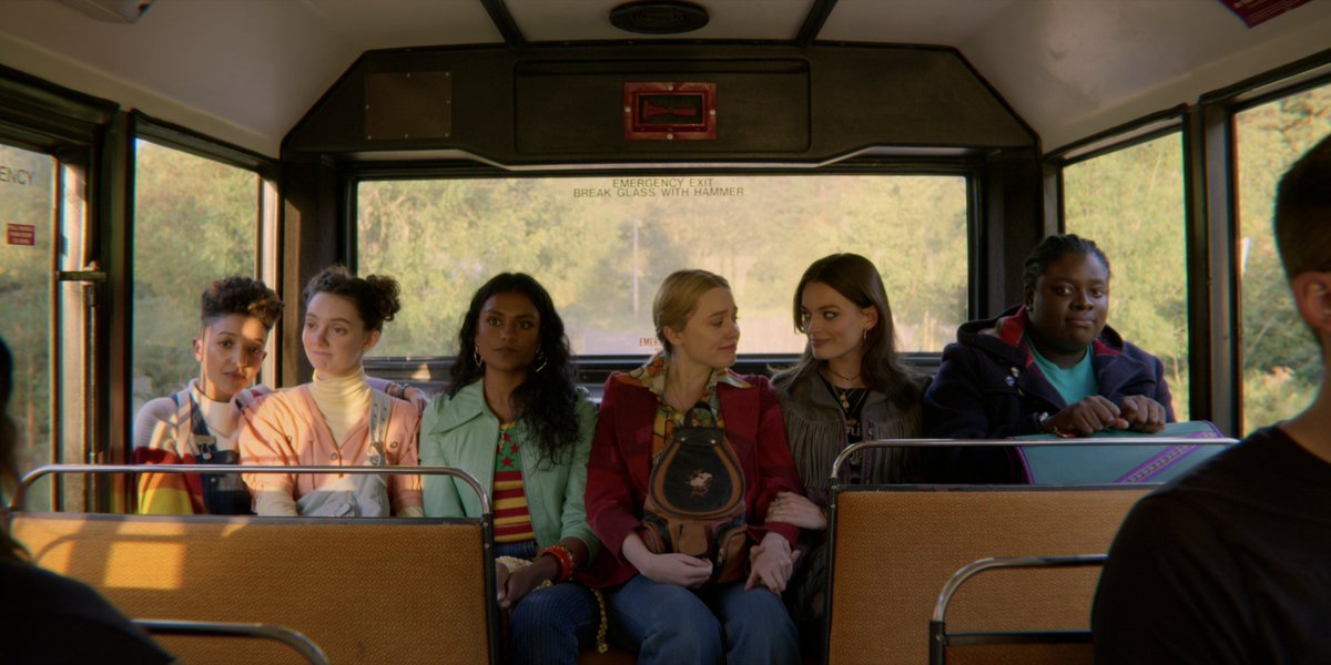 NetflixDE's tweet photo. "Es ist nur ein dummer Bus." 😭😭😭❤️ https://t.co/uv3zoghQjY