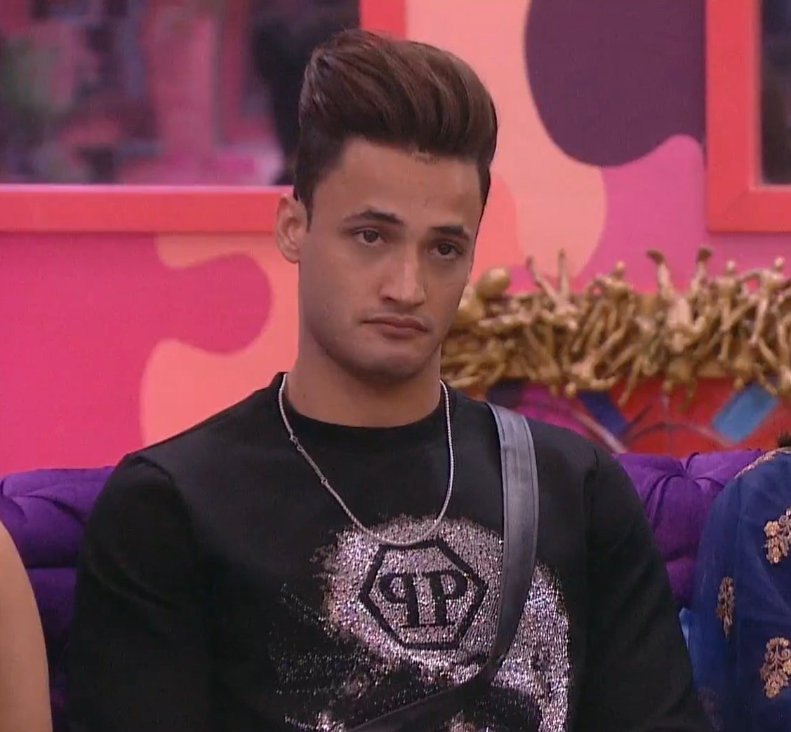 _Tina_Sh's tweet image. Sab jhooth hae, follow first what you ask others to
Shame on @ColorsTV for being unfair

You are hurting Asim nd we r getting hurt seeing him being bullied n beaten.Stop your violence against Asim
Do not torture that young guy please please 🙏🙏
#BiasedBBTargetsAsim #ScriptedBB13