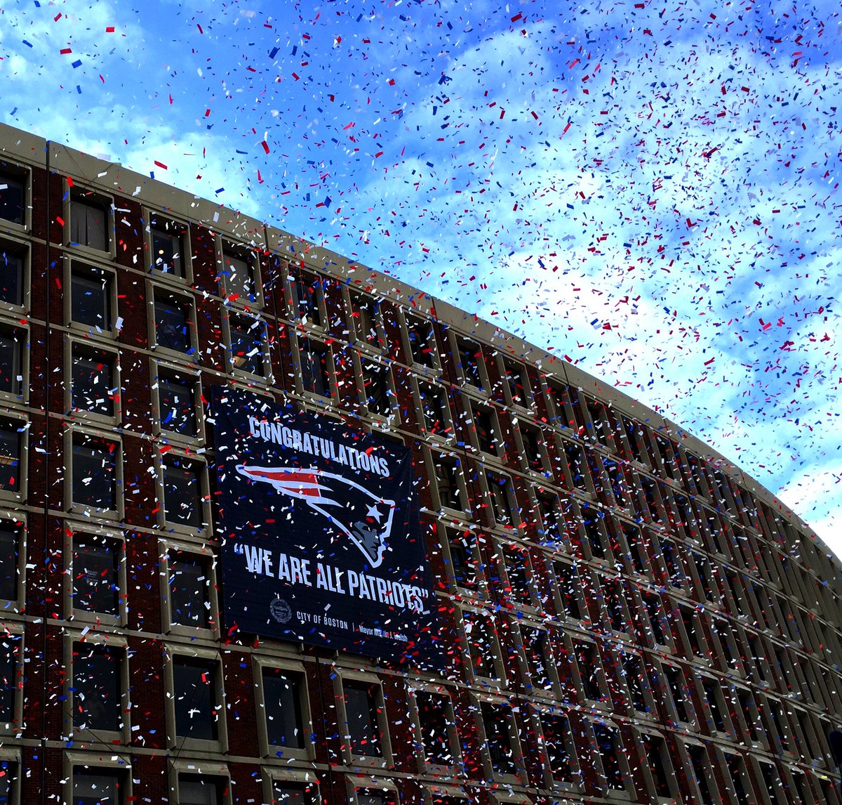 susantran's tweet photo. The #Patriots won the #SuperBowl 2/1/15, there was a parade 2/4/15, then more snow. So much more snow. 2/9/15 #Winter2015 https://t.co/ZTPb2nU0Ds