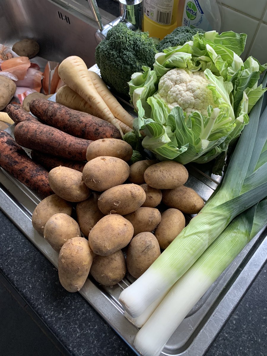TatwsTrading's tweet photo. Meats are in #popty crack on with veggies now https://t.co/rgDoD6cash
