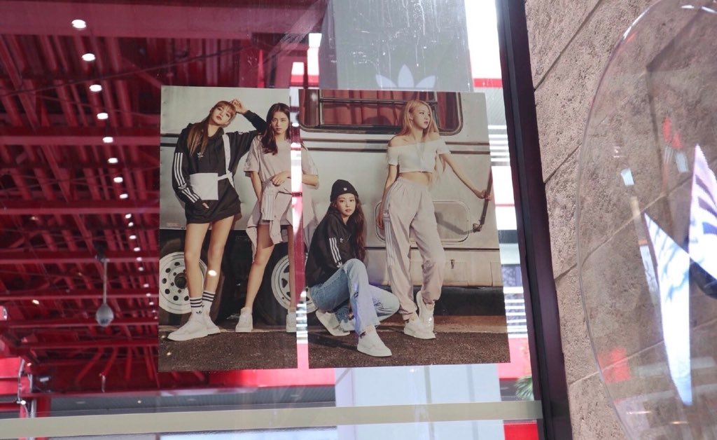 lipftkjs's tweet photo. this is the first time i saw these and why did they cut jisoo dufhdjdidifuf 💀 #AdidasTreatJisooBetter https://t.co/fiU3pJJeQz
