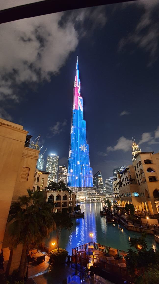 australiaatexpo's tweet photo. Australians in the UAE are touched to see such a beautiful gesture of friendship as the #AustralianFlag was displayed on @BurjKhalifa tonight in celebration of #AustraliaDay. 
@dfat @Austrade @TheDubaiMall 
#GdayExpo2020 #Expo2020 #Dubai #AusAtExpo #AustralianPavilion #friendship https://t.co/fywxVYZhpY