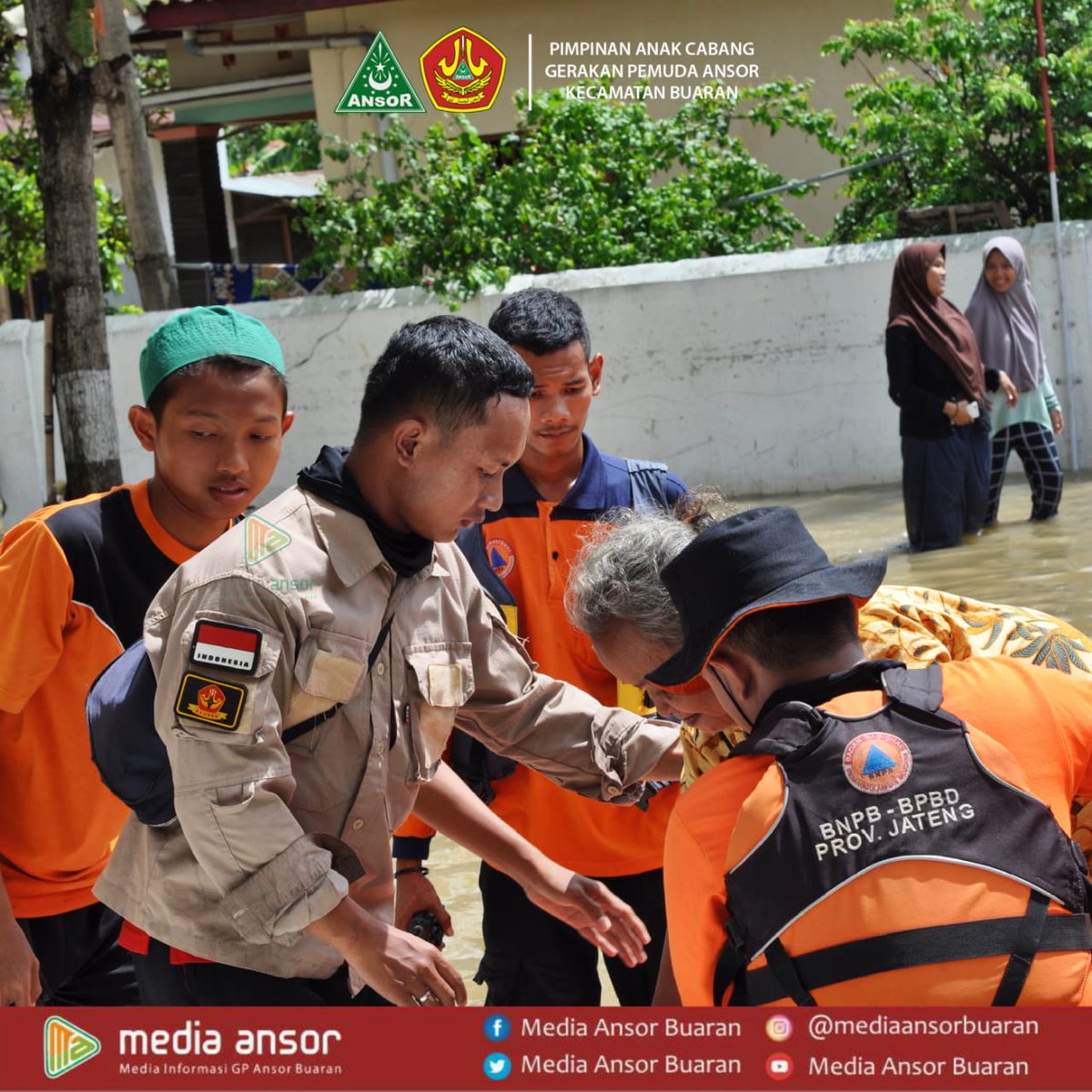 ansorwedung's tweet photo. Segenap Kader Ansor #bansertanggapbencana (BAGANA)  Kec Buaran bersama relawan LPBI NU &amp; BPBD Kab. Pekalongan langsung disiagakan untuk membantu jalannya evakuasi warga dan distribusi logistik Untuk korban banjir di Kel. Simbang Kulon Kec. Buaran kab. pekalongan
@ganjarpranowo https://t.co/fpZvyTTNhP