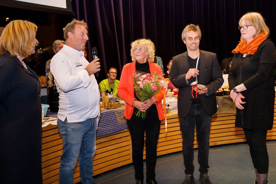 Landgoed <a href="/Zuylestein/">Landgoed Zuylestein</a> wint de Zilveren soeplepel <a href="/gem_heuvelrug/">Utrechtse Heuvelrug</a> 👌🏻💛👍🏻 De winnende uiensoep is vandaag te proeven in de Oranjerie. Recept en meeste ingrediënten zijn daar ook verkrijgbaar.                           #gefeliciteerd #zuylestein #samen #sterk #lokaal <a href="/samensoepen/">Samen Soepen</a>
