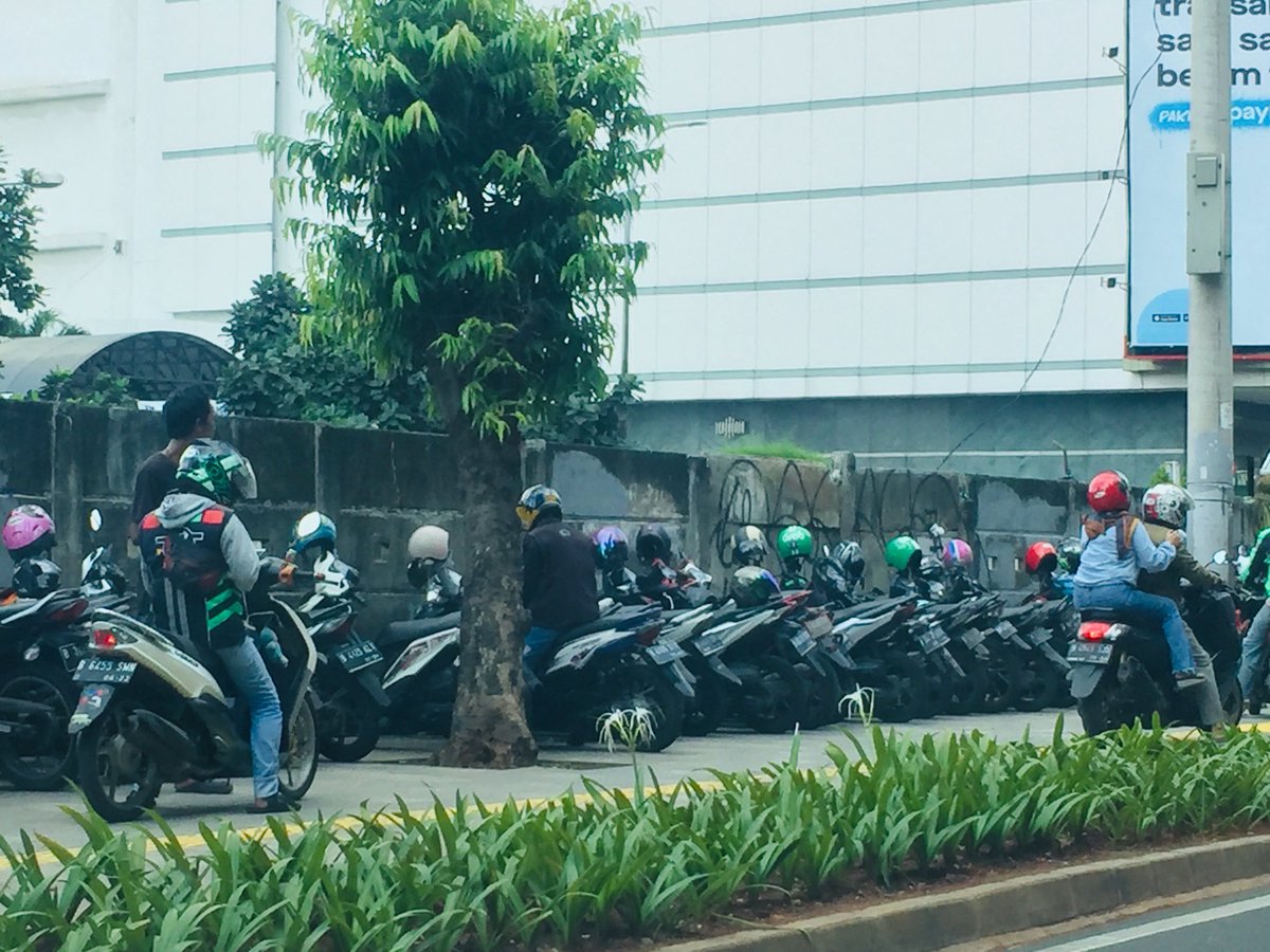 Trotoar sayang trotoar malang, lokasi itc kuningan mohon bantu d tertibkan hak pejalan kaki <a href="/aniesbaswedan/">Anies Rasyid Baswedan</a> @DishubDKI_JKT 
Trotoar bagus dipakai parkir liar