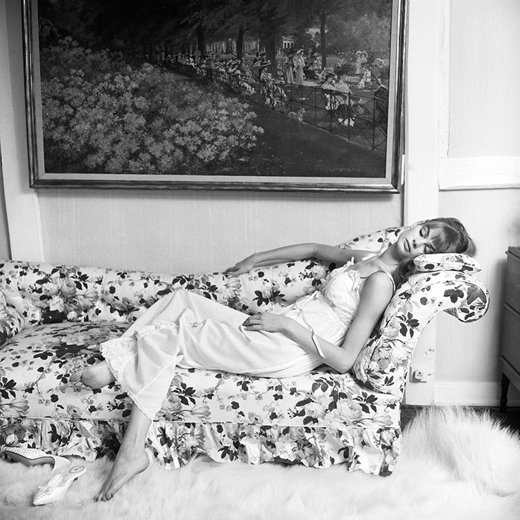 English model #JeanShrimpton for Queen Magazine, December 1963.
#Photography by #NormanParkinson (<a href="/NPArchive/">Norman Parkinson</a>) : iconicimages.net/photographers/…