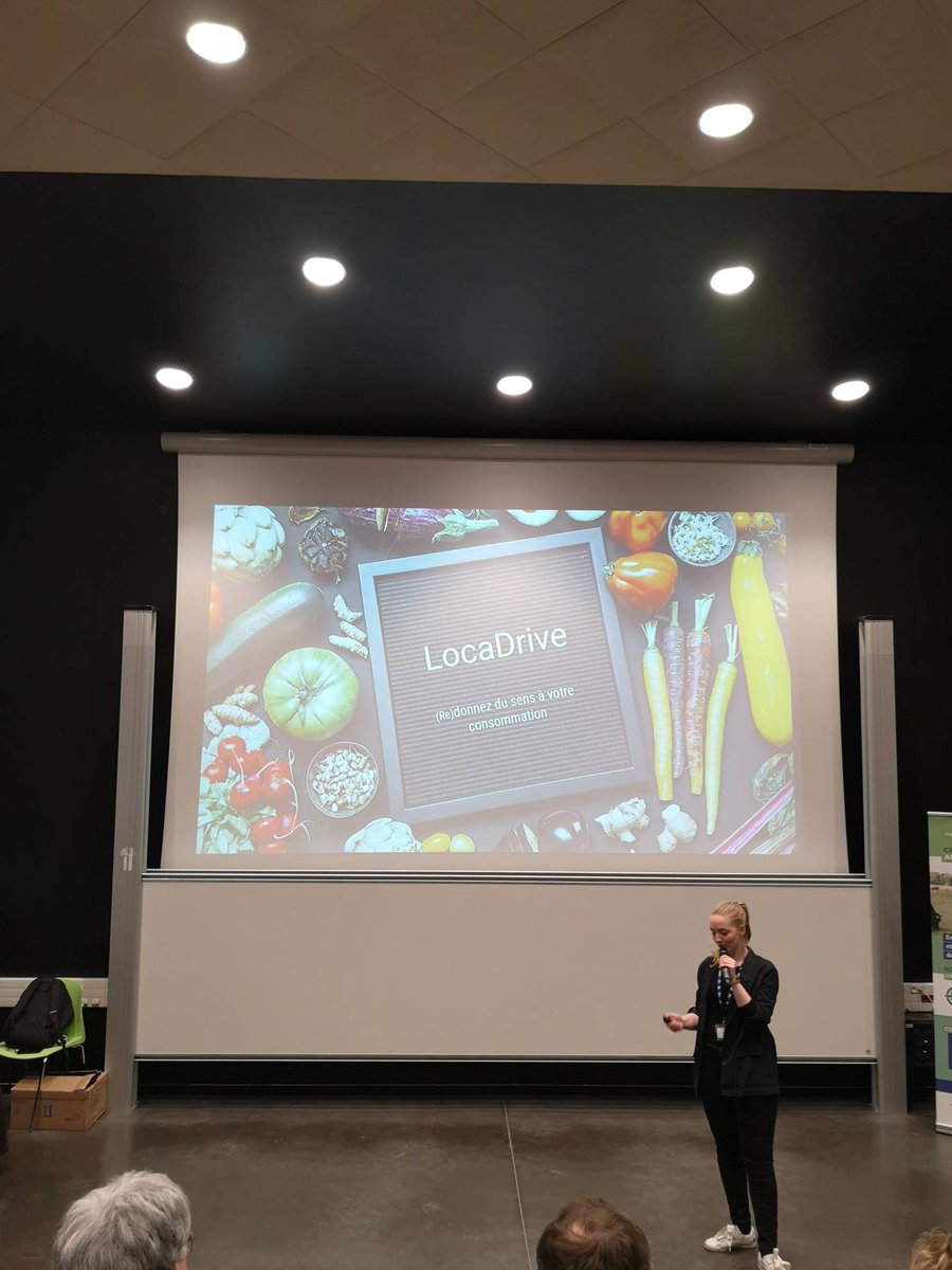 swrouen's tweet photo. PITCH 6.1 // #SWROUEN20 🔥 

Nom : Locadrive

Problématique : Comment consommer local en optimisant mes trajets ? 

Client : Les particuliers (cc Magali) 

#Agricity 🌿 https://t.co/qWBNhLp1ZS