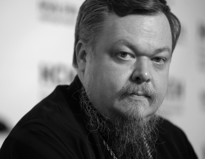 RussianStandup's tweet photo. Ещё пару дней назад Всеволод Чаплин с упоением рассказывал о том, как Бог покарает Долгополова за его шутки через верующих людей, а сегодня свалился замертво прямо возле своего храма. К чему я это? Меньше надо пиздеть, прикрываясь именем Всевышнего — он такое не любит. https://t.co/WKzjzkek6a