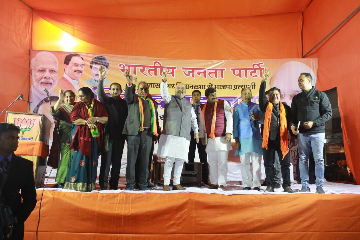 AmitShah's tweet photo. रोहतास नगर, दिल्ली: कांग्रेस व केजरीवाल ने देश को गुमराह कर दंगे कराए, दिल्ली को असुरक्षित किया। ये अभी भी कह रहे हैं की हम शाहीन बाग के साथ हैं। मैं दिल्ली की जनता को कहना चाहता हूँ कि ये लोग दिल्ली को कभी सुरक्षित नही रख सकते क्यूँकि इनकी आँखों पर वोट बैंक की पट्टी बंधी है। https://t.co/2i6SaPYUS9