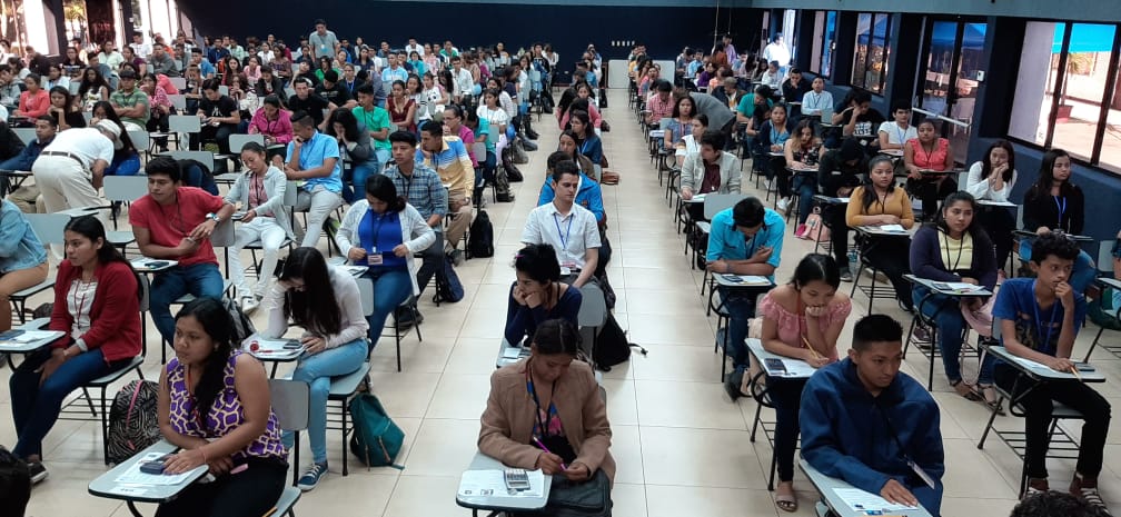 el19digital's tweet photo. En desarrollo: Desde tempranas horas de este domingo jóvenes capitalinos realizan la prueba de admisión en la Unan, esta casa de estudios es una de la más demandadas por los estudiantes para optar a sus carreras universitarias. https://t.co/4Y7gSQ1VxS