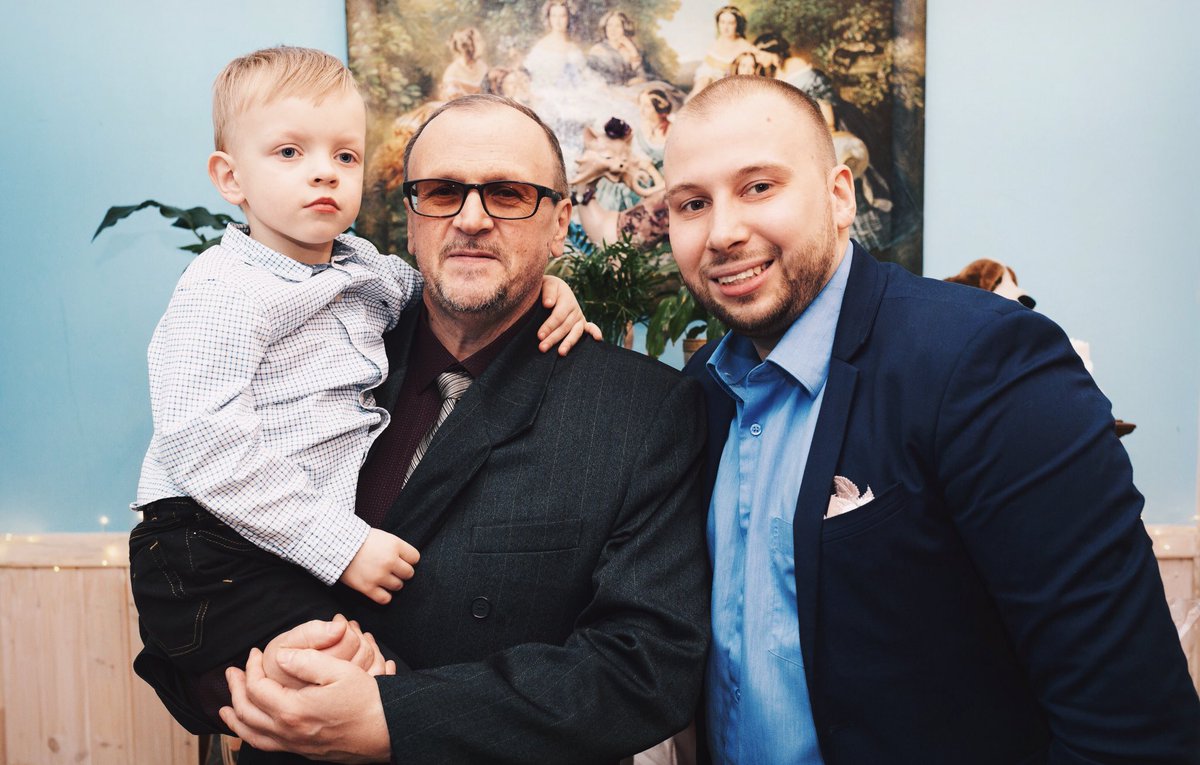 И снова.. Крёстный, крестник, крёстный крестника🔝
⠀
#семья #крёстный #family #familylook