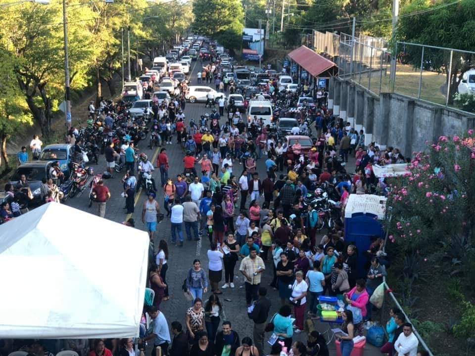 el19digital's tweet photo. En desarrollo: Desde tempranas horas de este domingo jóvenes capitalinos realizan la prueba de admisión en la Unan, esta casa de estudios es una de la más demandadas por los estudiantes para optar a sus carreras universitarias. https://t.co/4Y7gSQ1VxS