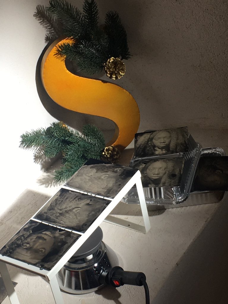 Myriam_Vivienne's tweet photo. Il maestro in contemplazione ✨

#oldstyle #wetplatephotography #wetplatecollodion #collodionphotography #cameraoscura #alessandrobrambilla #ph #modellife #myriamviviennemodel #staytuned #posing #sonosempreingiro #neverstop https://t.co/z31JAWqh5t