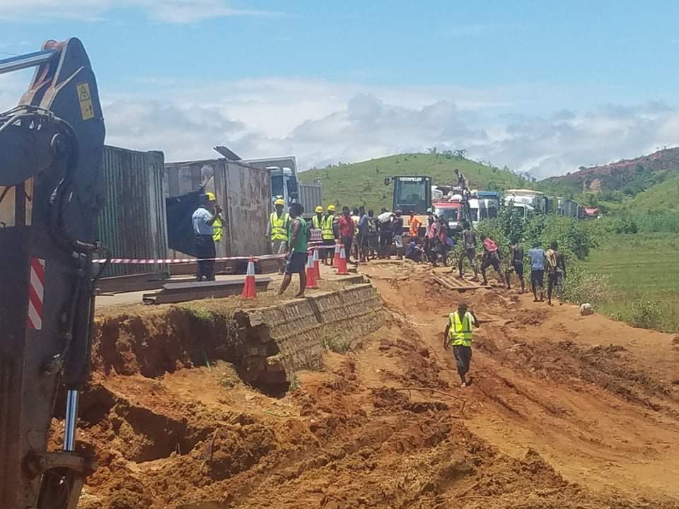 MATP_GOV_MG's tweet photo. #RN4 Une déviation est mise en place au croisement d'Anjiajia sur la  RN4 au PK 443+500, seule les voitures légères peuvent y passer pour le moment, la réfection de la route effondrée est en cours actuellement. Le rétablissement totale de la circulation soit se faire dans les 48h https://t.co/oAKmSRydxZ