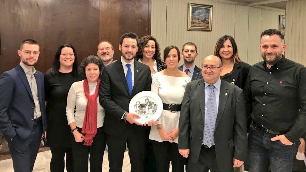 socmartafarres's tweet photo. Ahir vam assistir a la Gala dels Premis Sant Sebastià, amb els amics de l'Agrupació Andalusa Sant Sebastián de Los Ballesteros. Portarem al Ple l'agermanament entre #Sadadell i #SantSebastià per fomentar vincles d'unió, projectes en comú i intercanvis culturals. #SomSabadell https://t.co/ZpoNl0p84O