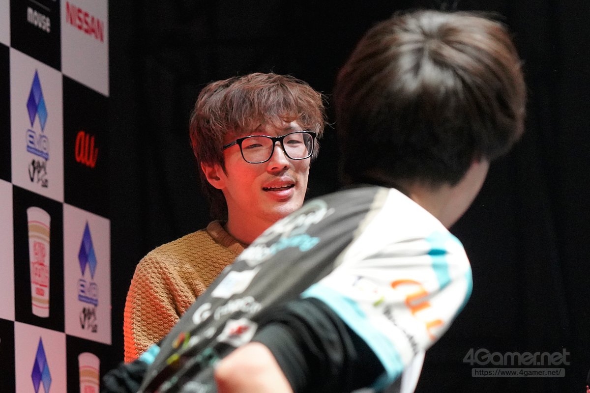 4GamerLive's tweet photo. 最後締めくくるGrand Final。かりんにキャラクターを変更したマゴ選手はリセットまで漕ぎつけますが，それでもナウマン選手の勢いは止まらず。瞬く間にマゴ選手を追い詰めると，最後は暴れを読み切っての勝利。文句の付けようのない強さで，若手としては初のEVO戴冠を果たしました。#EVOJapan2020 https://t.co/s4KJLdGMPu