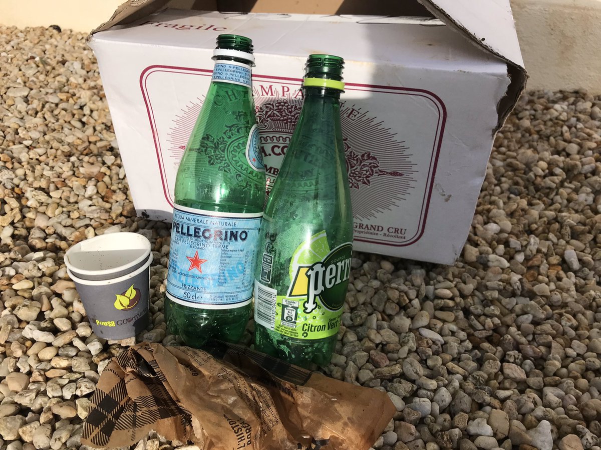MerJerome's tweet photo. @ThomasSotto @N_Hulot @FondationNH Retour de footing ce matin dans la campagne. Comment peut-on jeter les restes d’un goûter et un carton rempli de déchets 🧐😡! En toute conscience ?? 🌎 https://t.co/HodrWpUxN2