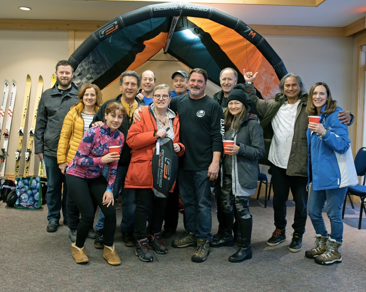 ElmhirstsResort's tweet photo. A special thanks to @SteamWhistle for providing the keg for our post kite #meetup & to @oceanrodeo for continuing to inspire our Canadian #kiteboarding family with amazing gear. Winner pictured with 2.5 m React Kite! #SnowkiteWeekend #DiscoverON #DiscoverKN #ElmhirstPlay 👏👏 https://t.co/dea4eENA4S