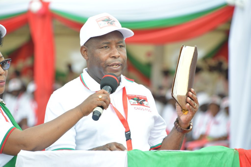CnddFdd's tweet photo. Le Candidat du @CnddFdd à la Présidentielle de mai 2020 au #Burundi, Gen. @e_ndayishimiye a prêté serment devant les Congressistes réunis à @Gitega. https://t.co/b40gX96wel