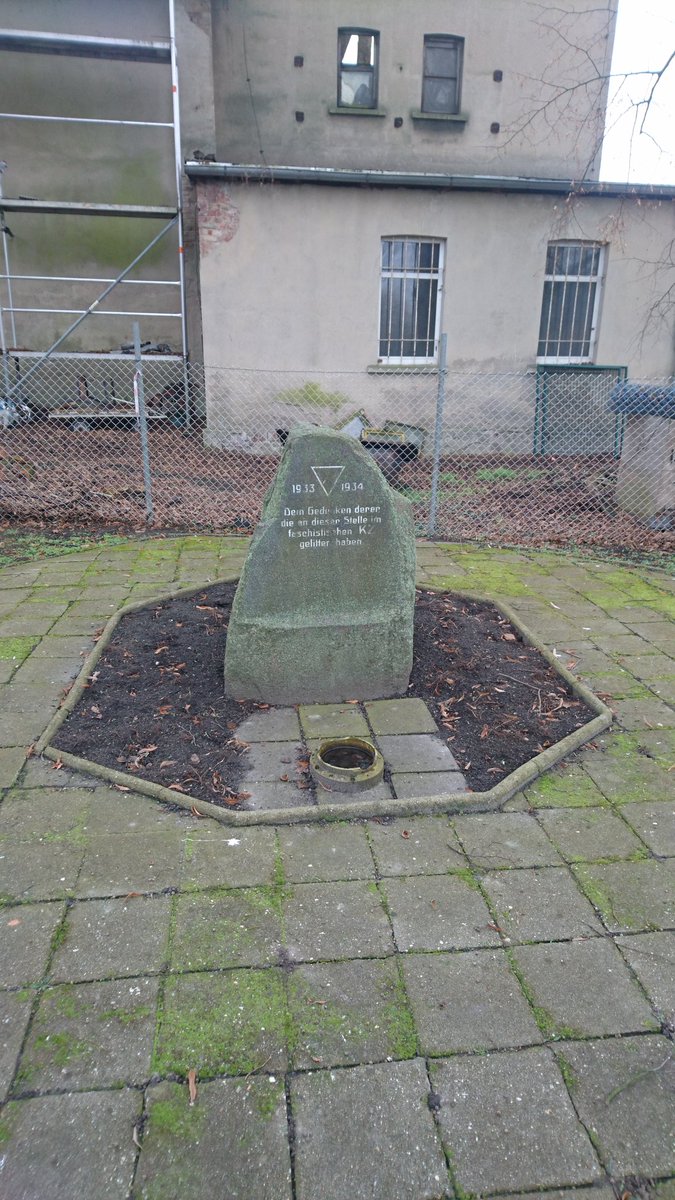 Dessau_Nazifrei's tweet photo. #Ro2601 1224 Gedenkstein am Ort des ehem. KZ in #Roßlau (Hauptstraße 51), dahinter Reste des als KZ genutzten Gebäudes. https://t.co/QuQbhUTtPG