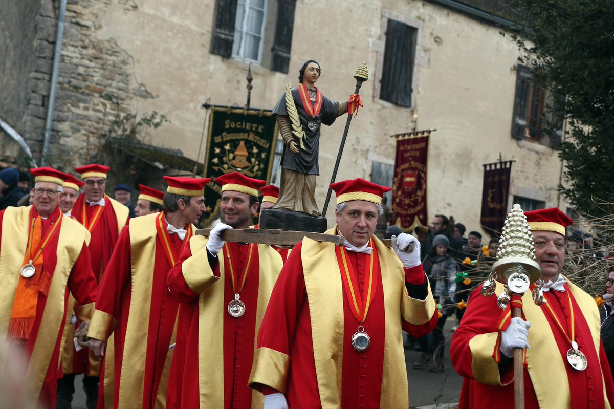 ZePlaceToSee's tweet photo. BOURGOGNE // Après le cortège des sociétés vigneronnes, la Saint-Vincent tournante bât son plein à Gevrey-Chambertin. 80.000 visiteurs sont attendus ce week end dans le village bourguignon livré aux dégustations et à la fête en hommage au saint patron des vignerons. #vin #svt2020 https://t.co/Ztz2SbEwdu