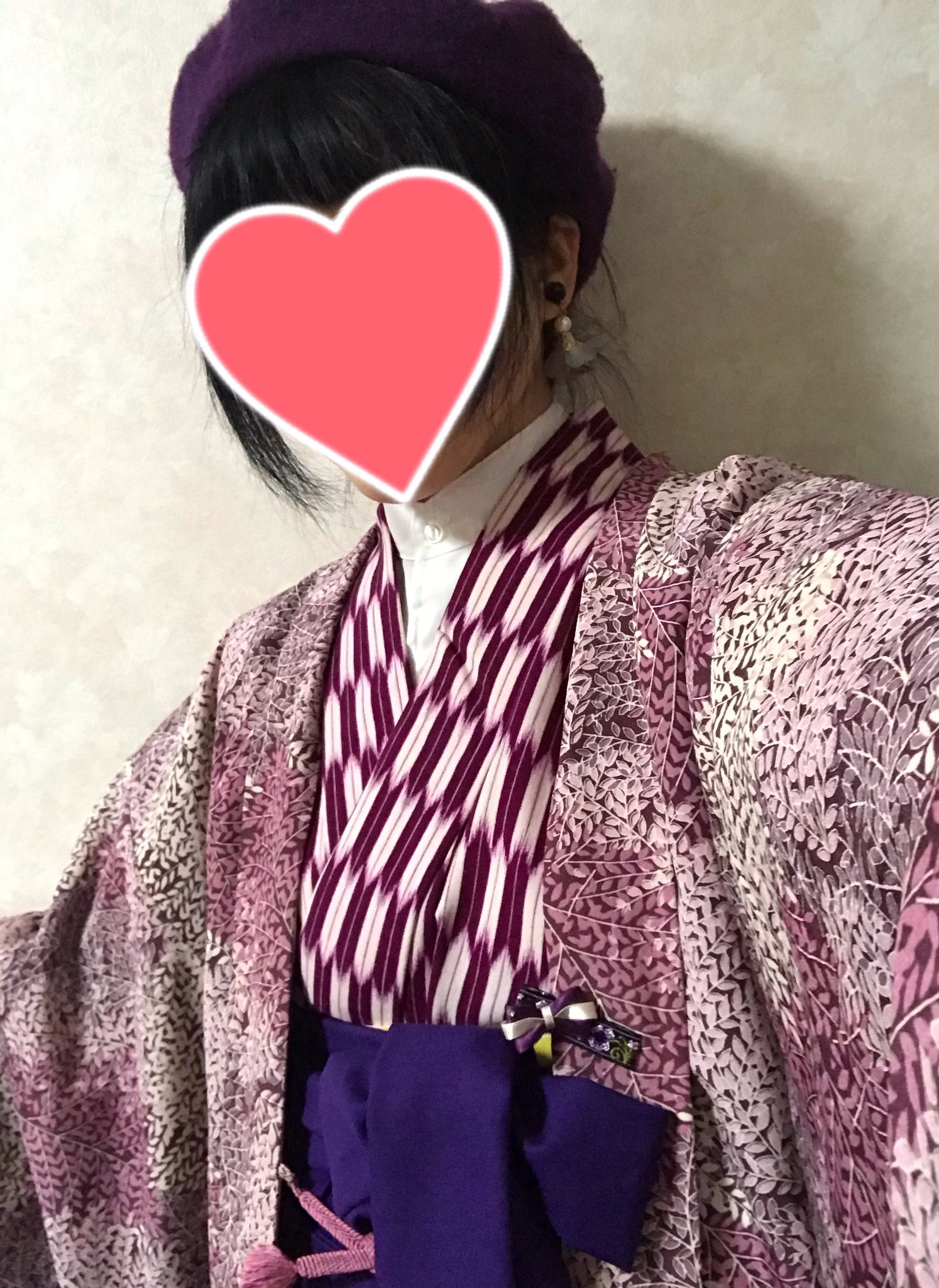 さい 今日の着物 ではなく昨日の着物は観に行く展覧会に合わせて袴 で 紫の矢羽柄のウールの着物に書生シャツイン ピンクの羽織の胸元に紫リボンクリップ 紫の袴 紫のベレー帽 足元はショートブーツ そして立ち飲み新年会へ 呑み着物 着物自画