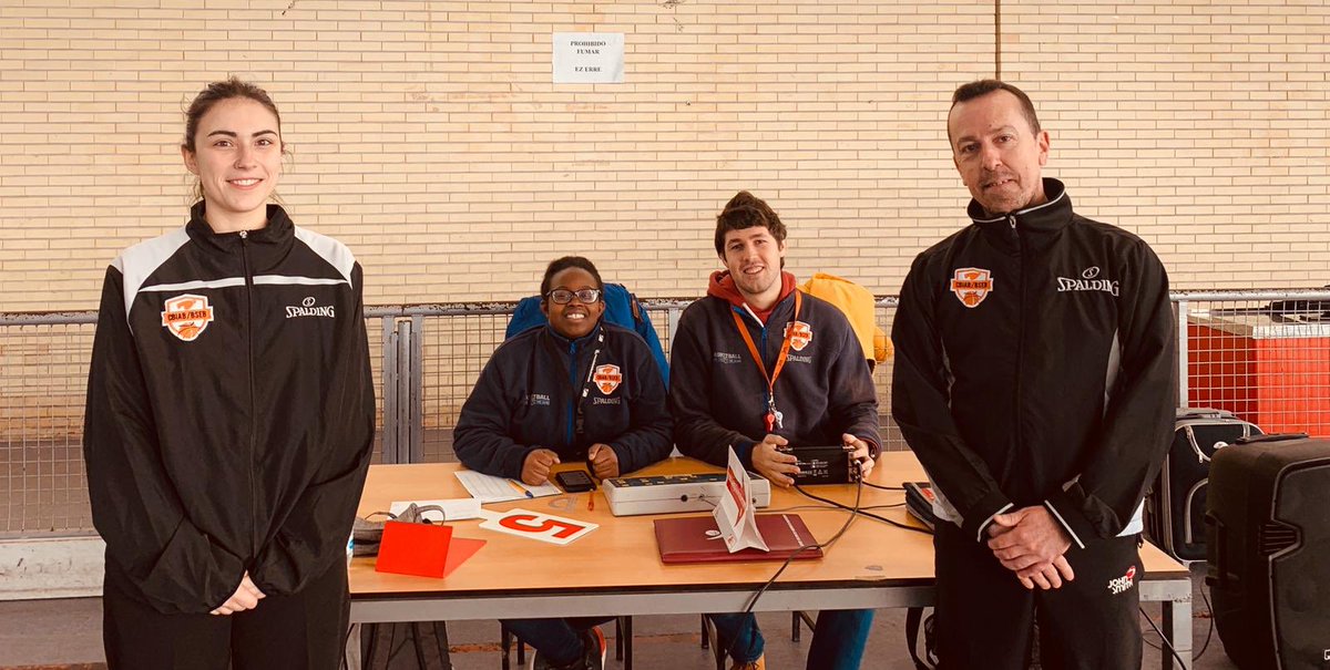 ArbiBizkBask's tweet photo. Este fin de semana debuta nuestra compañera Oihane con nuestro compi Javi Gudiño en el encuentro @loiolabasket vs @GetxoSaski. En la mesa tenemos a Esther y Mikel que hacen que toda las labores salgan a la perfección. Mucha suerte en esta nueva etapa @Basketbasko @BizkaiaBasket https://t.co/AjDEdQcPoq