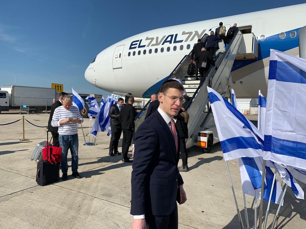yoelituv's tweet photo. ברכת צאתכם לשלום לשליח @NewsMishpacha, הפרשן הפוליטי @avi__blum שמצטרף למסע המדיני של ראש הממשלה לוושינגטון. https://t.co/UP8v08HO0s