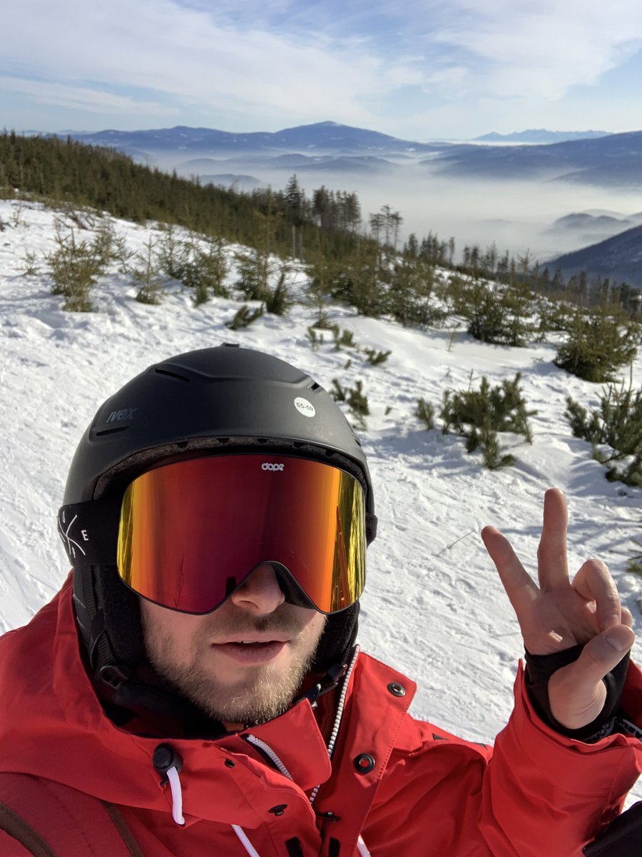 Bartoszrosa1's tweet photo. Pozdrowienia ze Szczyrku kochani 🤙🤪 ps: Jak wyścig w Daytonie? Mam co nadrabiać? 🤪 #Szczyrk #Skrzyczne #Snowboard #PolskieGory #FunOnSnow #F1PL #ElevenF1 https://t.co/TO3tQrUM4U