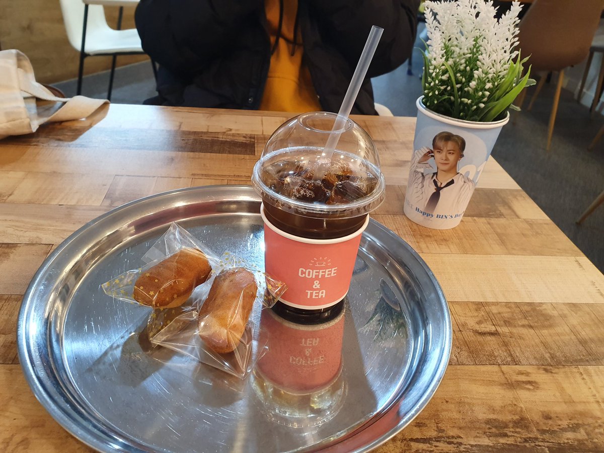astro_binsan223's tweet photo. 친구랑 같이 갔는데 빈옵이 여기 저기 있어서 너무 좋았어요:) 특전인 컵이 너무 예뻤는데 아쉽게도 못 받았네요ㅠ 그래도 포카와 포스터, 컵이 너무 예뻐서 좋았어요😆 이런 이벵 열어주신 @derMond980126님 감사드립니다!
#문빈
#기분이_좋은_날
#HAPPY_BINS_DAY
#내모든것_나의전부_빈아_생일축하해 https://t.co/RMh4stVfEn