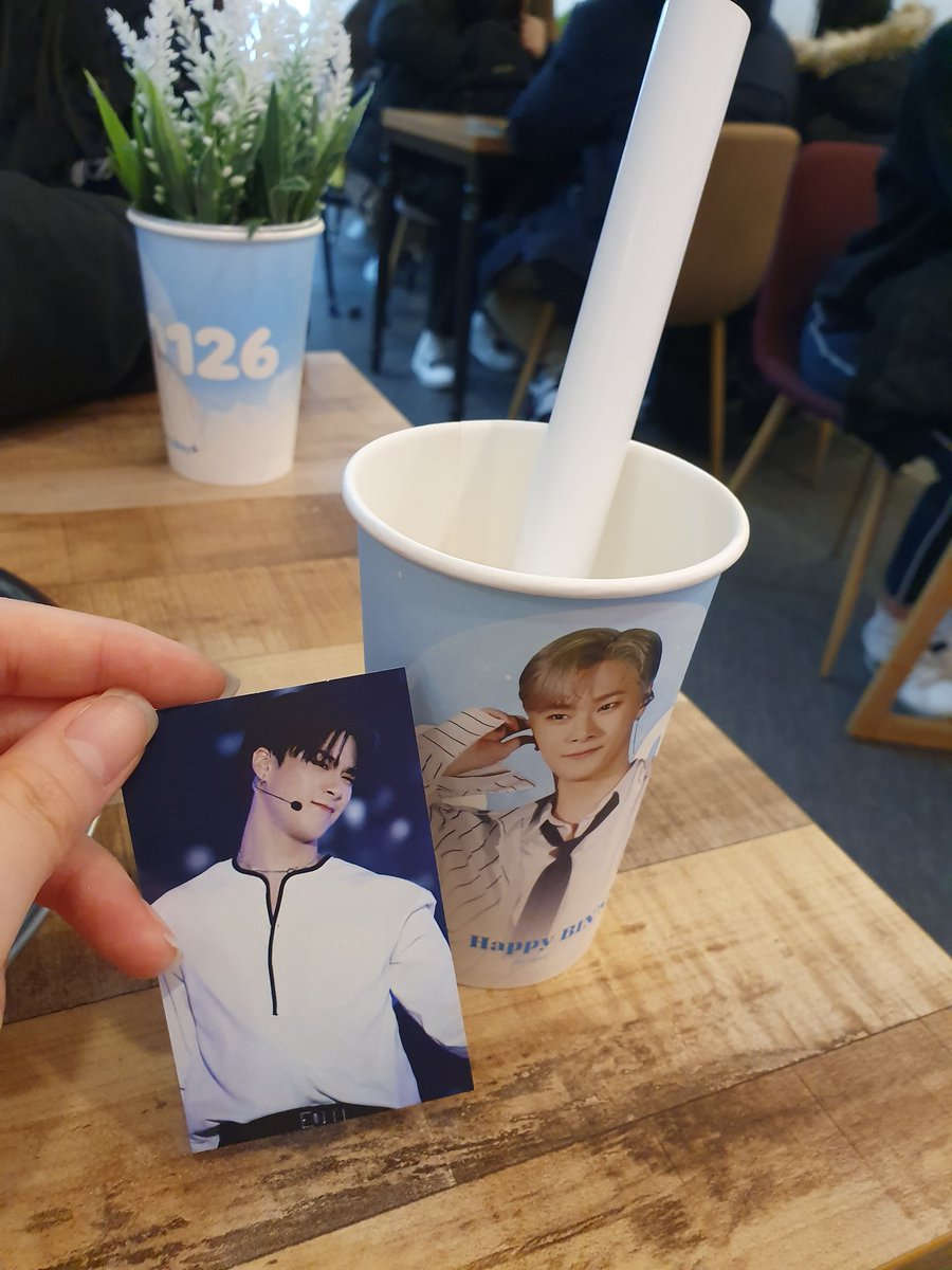 astro_binsan223's tweet photo. 친구랑 같이 갔는데 빈옵이 여기 저기 있어서 너무 좋았어요:) 특전인 컵이 너무 예뻤는데 아쉽게도 못 받았네요ㅠ 그래도 포카와 포스터, 컵이 너무 예뻐서 좋았어요😆 이런 이벵 열어주신 @derMond980126님 감사드립니다!
#문빈
#기분이_좋은_날
#HAPPY_BINS_DAY
#내모든것_나의전부_빈아_생일축하해 https://t.co/RMh4stVfEn