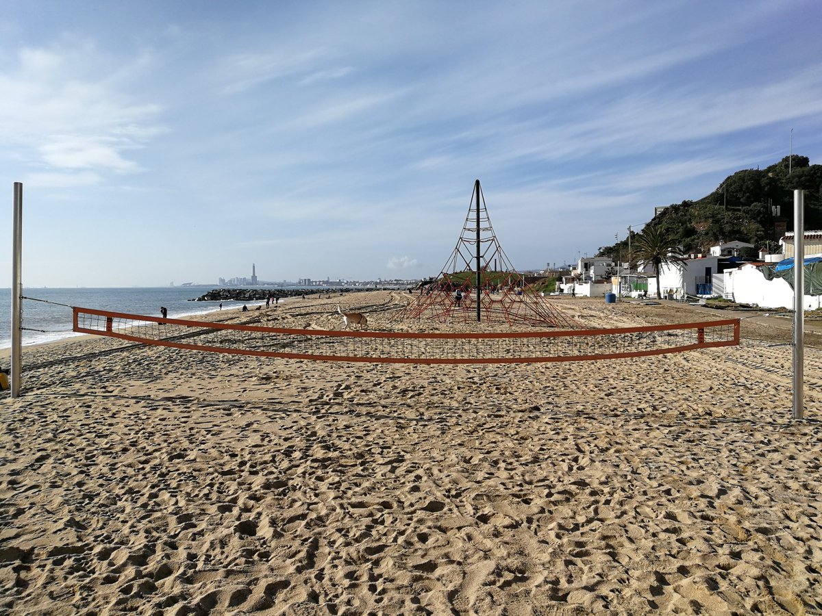 Montgat's tweet photo. El temporal Gloria ha arrossegat la sorra de la platja #Montgat més amunt i ha colgat instal·lacions, dutxes, paseres de fusta, aparcaments de bicicletes, jocs infantils i esportius, i el passeig al Parc de les Moreres. https://t.co/OzvmeG7V8Y