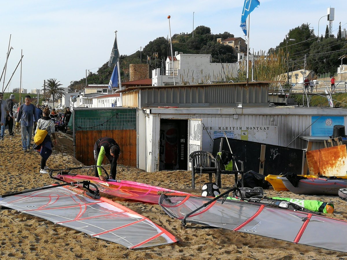 Montgat's tweet photo. El temporal Gloria ha arrossegat la sorra de la platja #Montgat més amunt i ha colgat instal·lacions, dutxes, paseres de fusta, aparcaments de bicicletes, jocs infantils i esportius, i el passeig al Parc de les Moreres. https://t.co/OzvmeG7V8Y