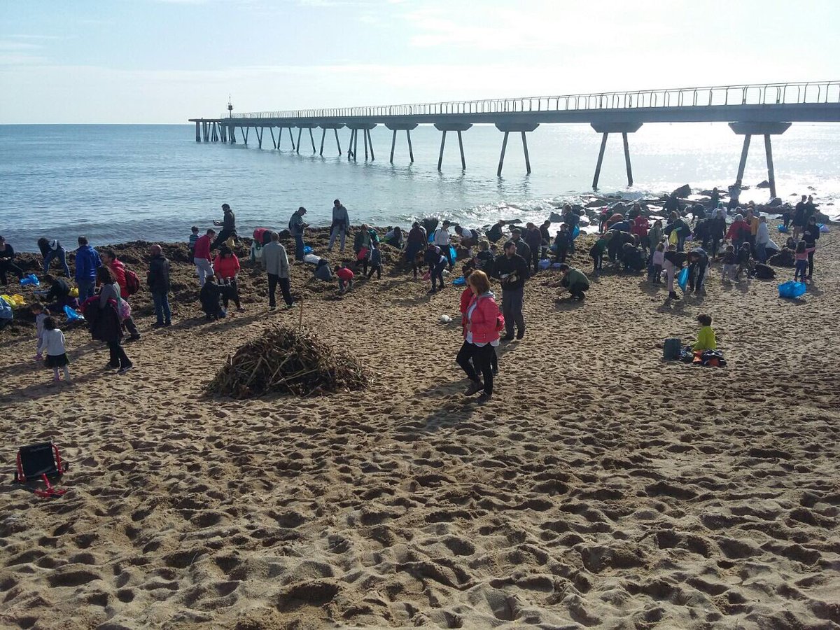 Bdnpelclima's tweet photo. Molta gent en la recollida de brutícia que la mar ens retorna. Ens hem d’organitzar per continuar sortint, si gratem la sorra continua apareixent tot tipus de residus que són verí en forma de plàstics, llaunes, tovalloletes, etc #EmergenciaClimatica #CanviemElSistemaNoElClima https://t.co/oQgTsw0Y9T