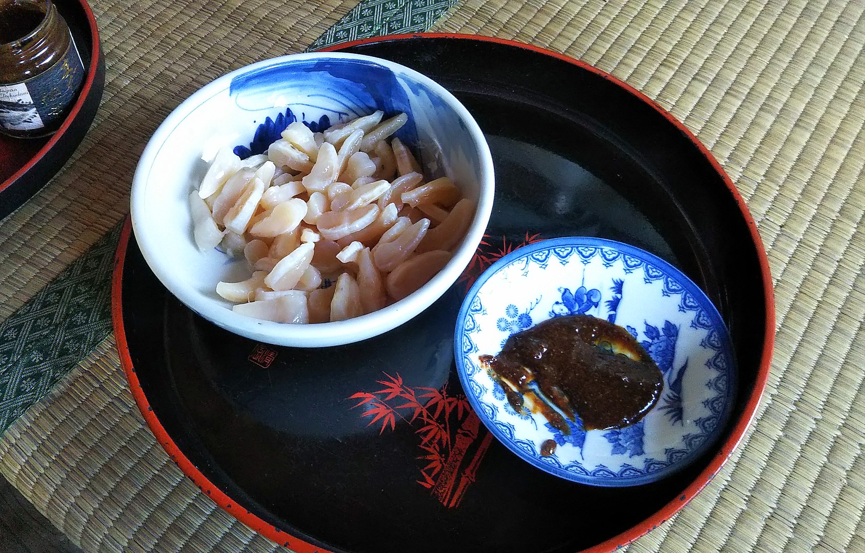 和み石 アコヤ貝の身の部分は食べても美味しくないらしく 真珠を取り出した後は棄てられるのですが 貝柱は珍味として食べられるそうです 醤油をつけて美味しく頂きました T Co Gfibzfy2bf Twitter