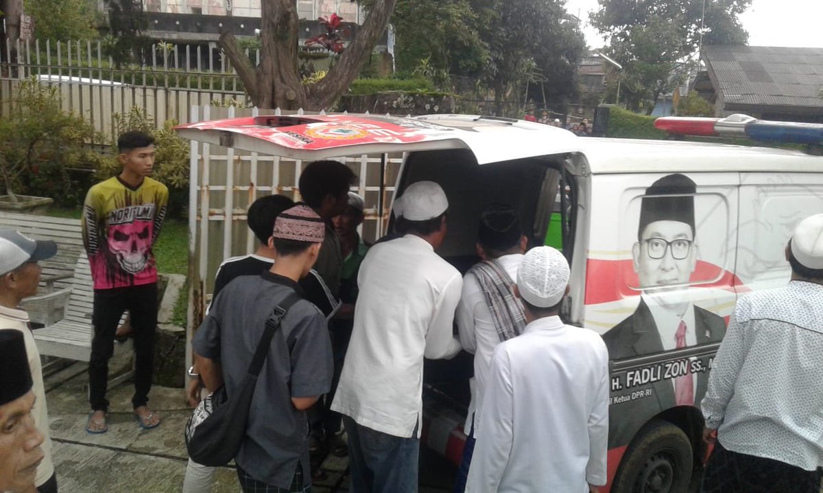 GerindraKabBgr's tweet photo. kegiatan mobil ambulance Dr H  @fadlizon Ss.,M,Sc  membawa jenazah almarhum bpk IWAN dari kp LEWIMALANG kec CISARUA di bawa ke rmh duka KUNINGAN JAWA BARAT https://t.co/1xL6qYuJIW