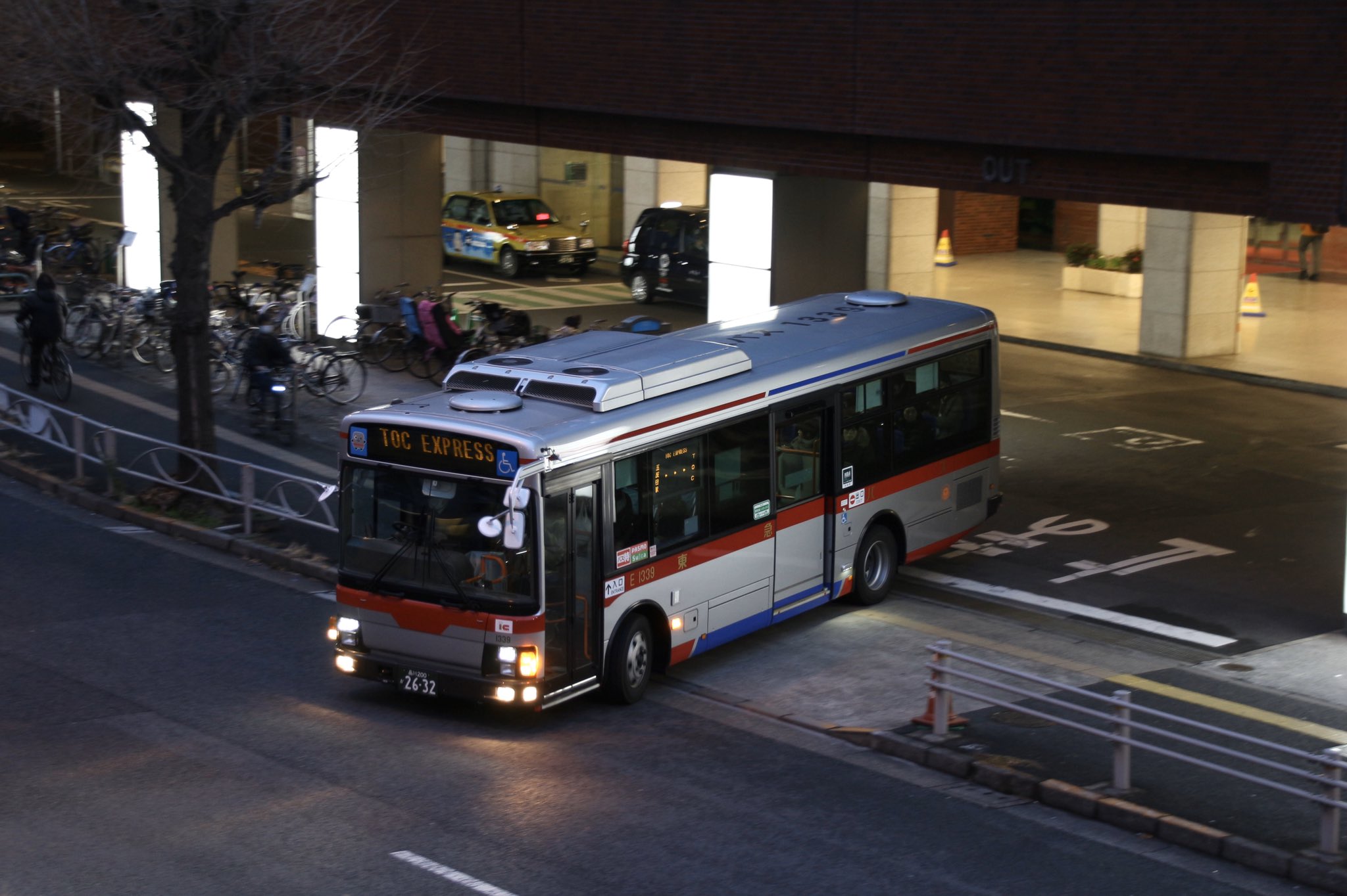 1 26 東急バス E1339 Toc Express 五反田駅 Toc本館で運行されているtoc Express 平日は専用塗装の764 765号車を使用して運行されていますが土休日は 株 ユニクロとの契約の為元ユニクロ五反田toc店のラッピング車 1 26 東急バス E1339 Toc Express 五反田駅 Toc本館で運行されているtoc Express 平日は専用塗装の764 765号車を使用して運行されていますが土休日は 株 ユニクロとの契約の為元ユニクロ五反田toc店のラッピング車