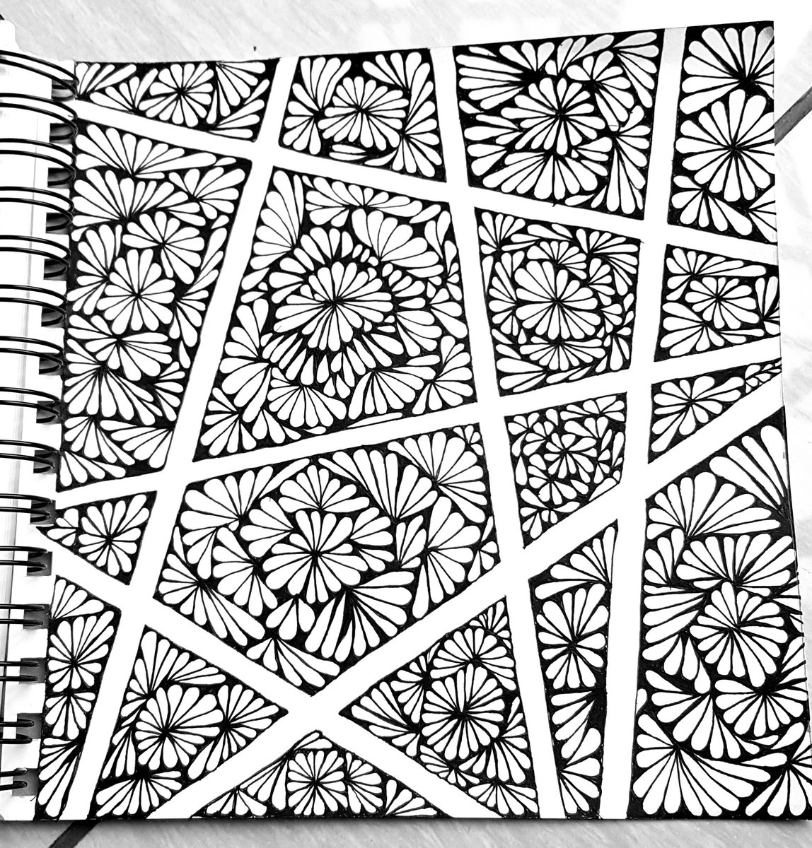 LopezEkra's tweet image. My latest drawing!

Just finished it. I&apos;ve been obsessed with this pattern. Really calms my mind...

Do you like it?

#Mindfulness #zendoodles #meditation #SundayMorning