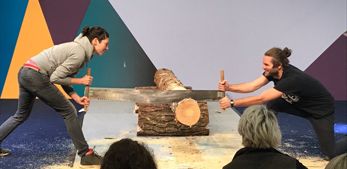 "An die Sägen, fertig, los!" Am letzten Tag der <a href="/gruenewoche/">Grüne Woche</a> findet traditionelle der Sägecup der Ausstellenden statt - das "Dorfteam" <a href="/BBE_Info/">BBE</a> war auch dabei! 💪 <a href="/dvs_land/">dvs_LändlicheRäume</a> @bmel <a href="/ejl_aej/">Ev. Landjugend (ejl)</a> @KLJBde <a href="/SiliconVilstal/">Silicon Vilstal</a> <a href="/Kreis_Hoexter/">Kreis Höxter</a> <a href="/JagdverbandDJV/">DeutscherJagdverband</a> #lustaufsland #IGW2020