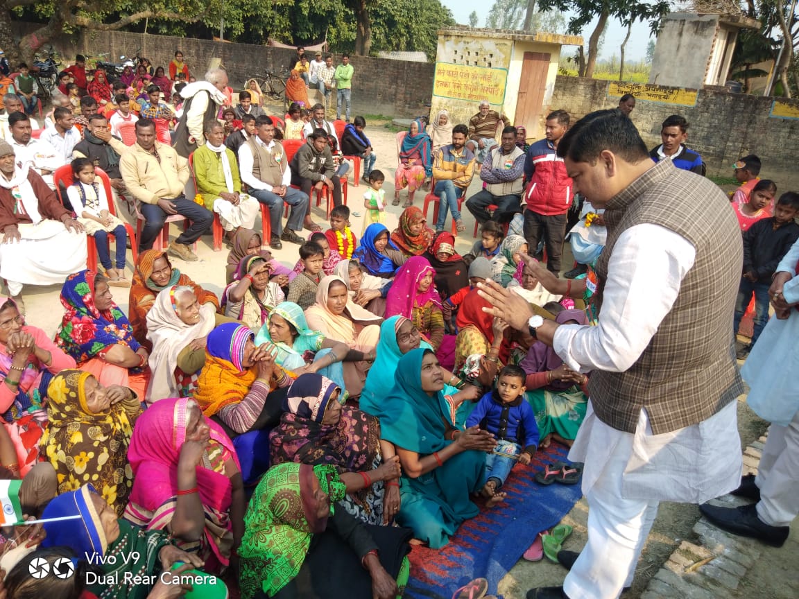 pawanpandeysp's tweet photo. अयोध्या विधानसभा के महासचिव एवं ग्रामप्रधान श्री गोपीनाथ वर्मा जी के द्वारा गणतंत्र दिवस के अवसर पर आयोजित कम्बल वितरण समारोह एवं जनसभा में सम्मिलित हुआ । कार्यक्रम के सफल आयोजन के लिये श्री गोपीनाथ वर्मा जी का हृदय से आभार । https://t.co/Wec6jAvGg2