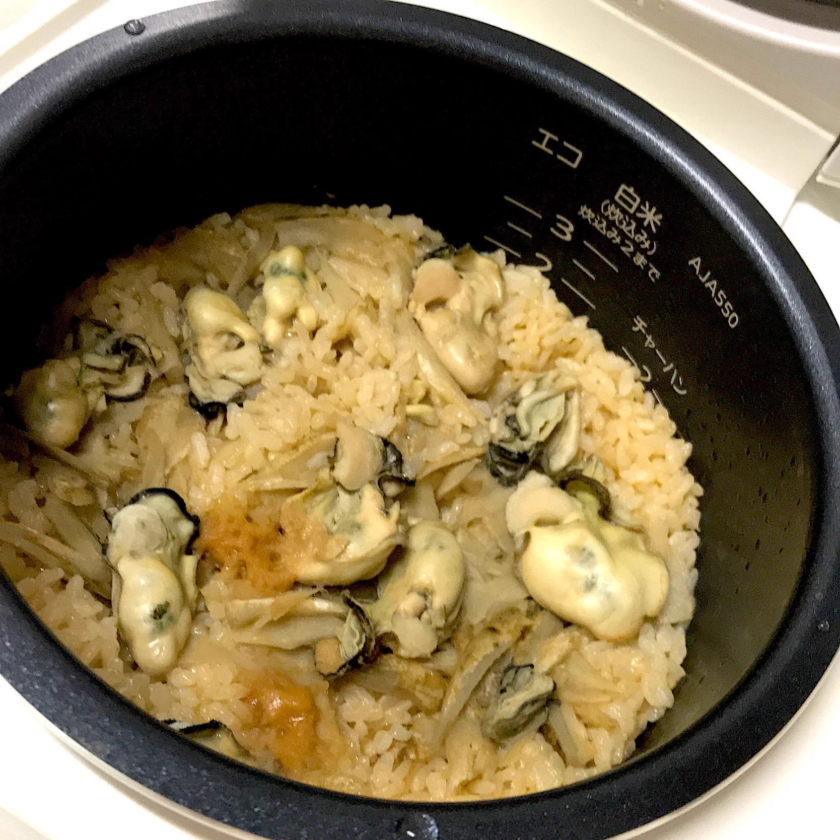 リュウジおにいさんの炊込み牡蠣ご飯作った❗️ゴボウのささがきも入れた😁
簡単だしうんまぁ〜い❗️コレはリピ決定だ。  