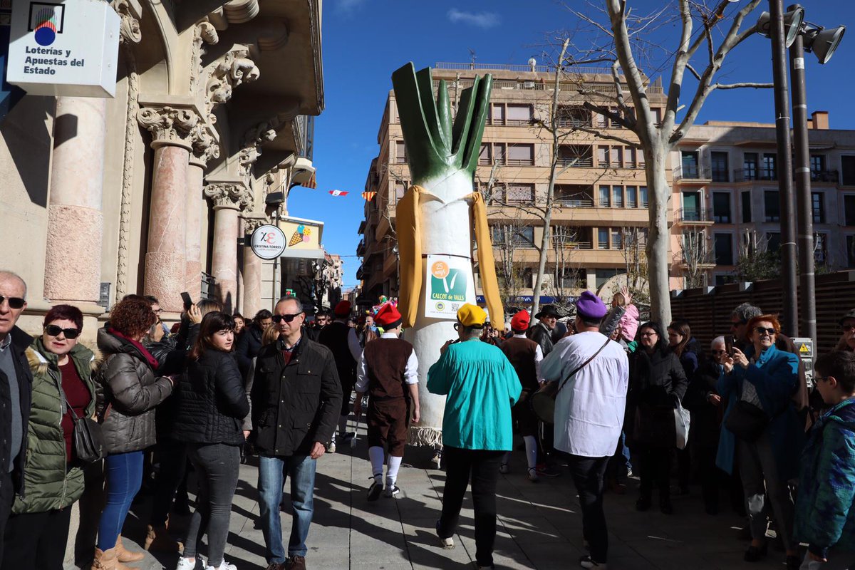 La cercavila pels carrers del Barri Vell de #Valls ha fet el deliri dels més petits! #calçotada #festacalçotada #autenticacalçotada