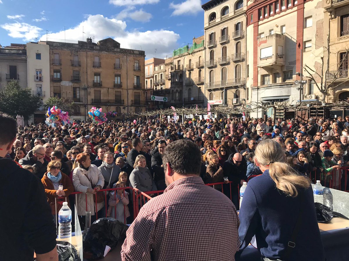 La plaça El Pati de #Valls plena de gom a gom! Màxima expectació per veure el 35è Concurs de Menjar Calçots! #calçotada #festacalçotada #autenticacalçotada <a href="/VisitaValls/">VisitaValls</a>