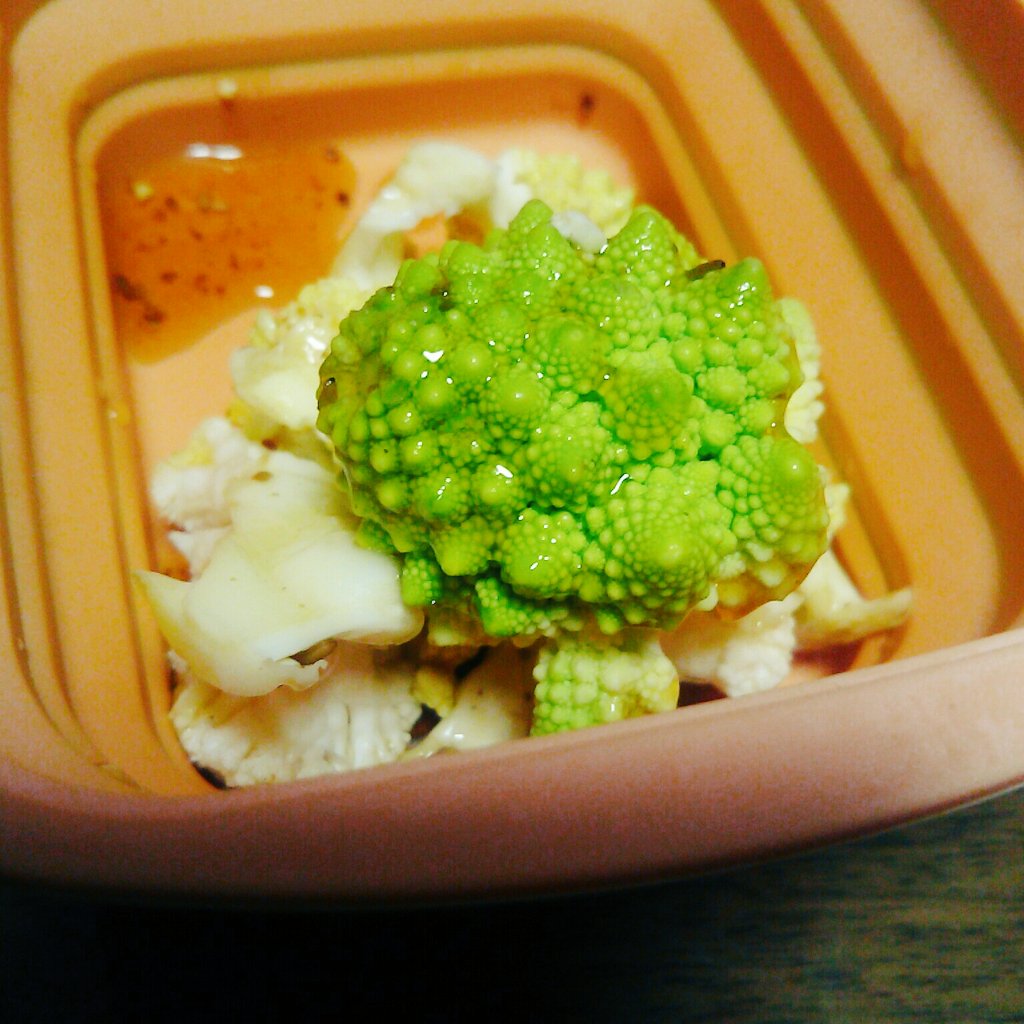 ট ইট র 祭 書籍 瀕死飯 発売中 今日のカリフラワーとロマネスコは水洗いのち ちぎって和風ドレッシングをかけて冷蔵庫に入れておいただけ これが一番早くて一番美味しいと思う 今が旬だから安くて品もいいし 生食は今の時期がおすすめ ギュッと締まっ