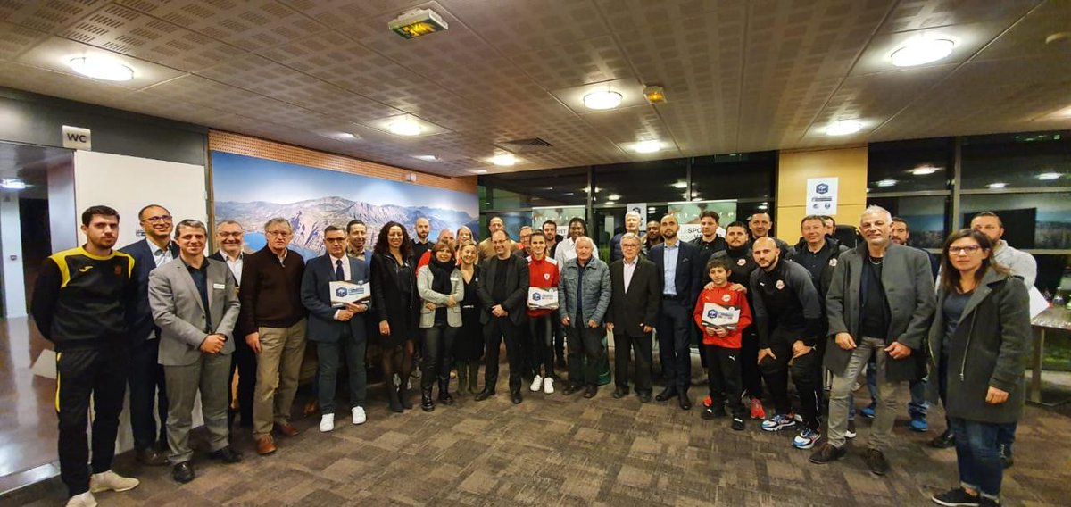 christopheginer's tweet photo. ⚽️⚽️#LeSportPourValeur👉Les clubs de #foot des Districts de Provence et du Grand #Vaucluse les plus méritants sur l'atteintes de leurs objectifs mis à l'honneur sur notre campus par une remise de dotations du label Jeunes FFF 👍 https://t.co/OMlcu4nwwl