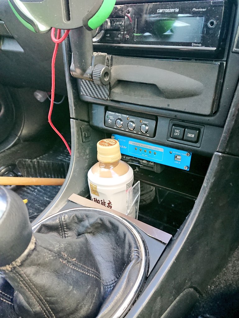 ট ইট র か ろ ら 六九 六 車のドリンクホルダーが腕の下に配置されるので 灰皿とシガソケを取っ払って仮で飲み物置きを作ってたのだけど アクリル板を加工して飲み物置き完成 1lの紙パックを2本置けて イルミも点くよ 今日のテッツァ ট ইট র か ろ ら 六九 六 車のドリンクホルダーが腕の下に配置されるので 灰皿とシガソケを取っ払って仮で飲み物置きを作ってたのだけど アクリル板を加工して飲み物置き完成 1lの紙パックを2本置けて イルミも点くよ 今日のテッツァ