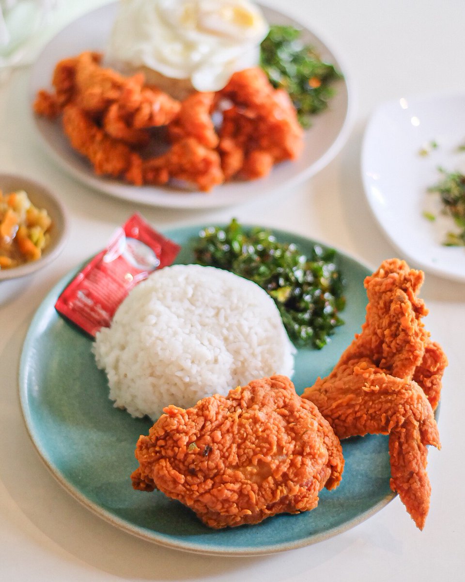 javafoodie_'s tweet photo. Jadi kemarin pas lagi di daerah Pogung Baru, Jogja ketemu coffee shop kecil, jadii cuma kayak rumah dijadiin jualan kopi gitu, namanya Jatinangor Coffee.. Mampir deh
.
Yang bikin salfok itu ada menu makanannya, Ayam Spicy Mirip Mekdi. Langsung pesen deh.. Terus pas keluar kaget https://t.co/B5kHvdfVtM