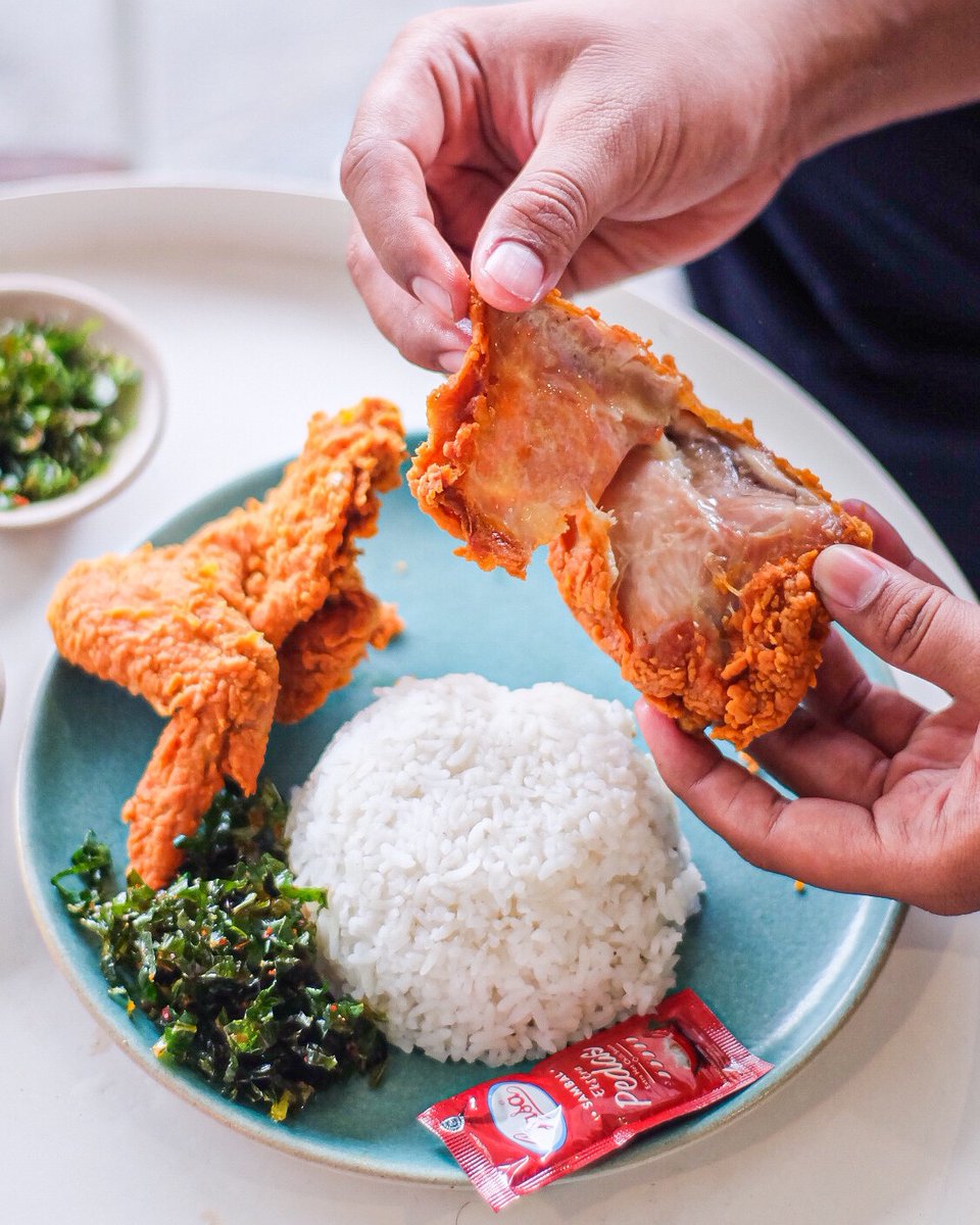 javafoodie_'s tweet photo. Jadi kemarin pas lagi di daerah Pogung Baru, Jogja ketemu coffee shop kecil, jadii cuma kayak rumah dijadiin jualan kopi gitu, namanya Jatinangor Coffee.. Mampir deh
.
Yang bikin salfok itu ada menu makanannya, Ayam Spicy Mirip Mekdi. Langsung pesen deh.. Terus pas keluar kaget https://t.co/B5kHvdfVtM