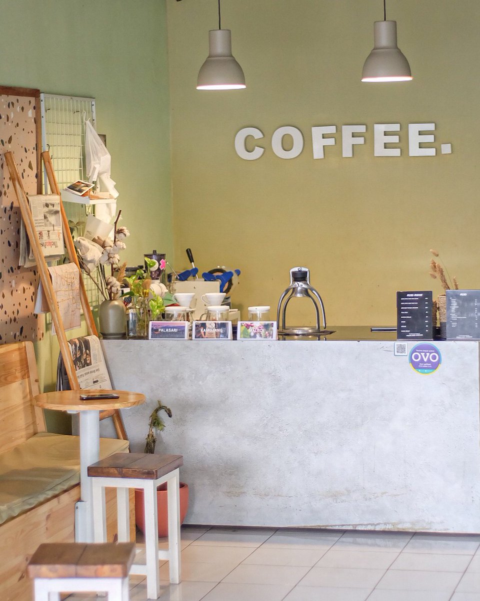 javafoodie_'s tweet photo. Jadi kemarin pas lagi di daerah Pogung Baru, Jogja ketemu coffee shop kecil, jadii cuma kayak rumah dijadiin jualan kopi gitu, namanya Jatinangor Coffee.. Mampir deh
.
Yang bikin salfok itu ada menu makanannya, Ayam Spicy Mirip Mekdi. Langsung pesen deh.. Terus pas keluar kaget https://t.co/B5kHvdfVtM