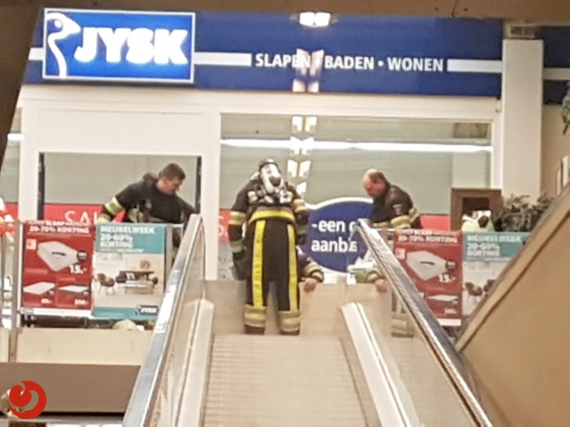 Kortsluiting in roltrap winkelcentrum - LEEUWARDEN – De brandweer moest zondagmiddag naar het winkelcentrum aan de Snekertrekweg voor een melding van brand in een... -..